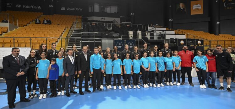 Bakan Kasapoğlu ile Guidetti, Kars'tan gelen kız voleybolcularla İstanbul'da buluştu