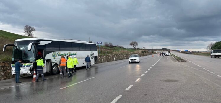 Balıkesir'de hurdaya dönen otomobilin sürücüsü kazadan hafif yaralı kurtuldu