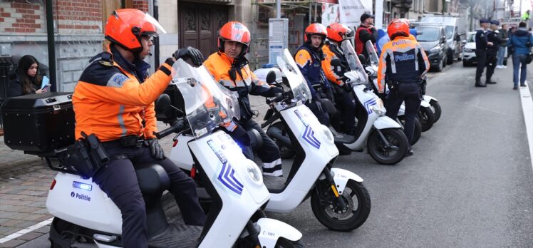 Belçika'da yüzlerce polis zam talebiyle eylem düzenledi