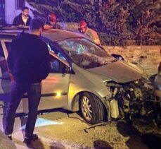 Bursa'da sitenin duvarına çarpan otomobildeki 2 kişi yaralandı