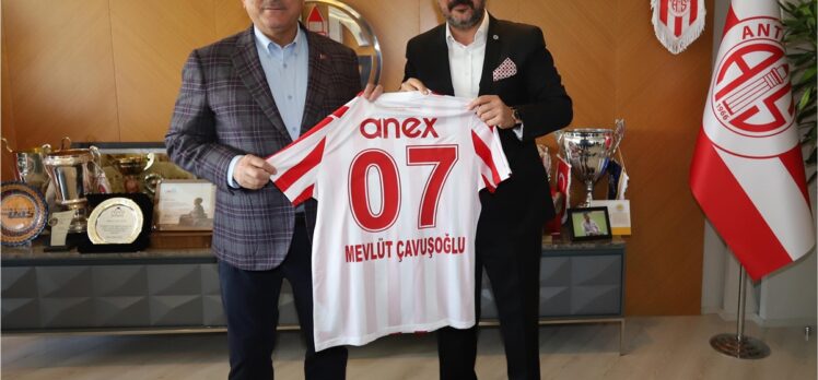 Dışişleri Bakanı Çavuşoğlu, Antalyaspor Kulübünü ziyaret etti