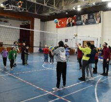 Engelliler, voleybolla spor becerilerini geliştiriyor