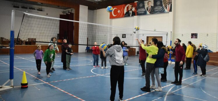 Engelliler, voleybolla spor becerilerini geliştiriyor