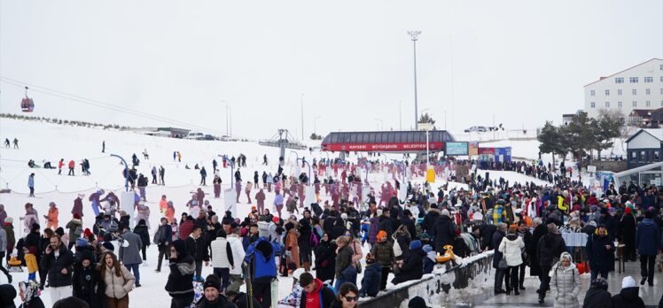 Erciyes Kayak Merkezi'nde hafta sonu yoğunluk yaşandı