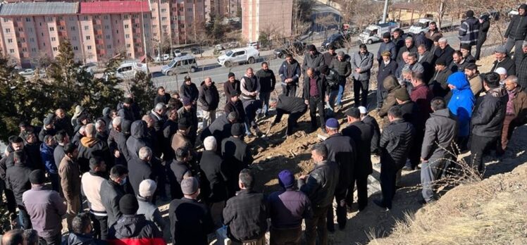 Hakkari'de evinde boğazı kesilmiş halde ölü bulunan kadının cenazesi toprağa verildi