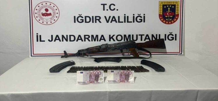 Iğdır'da evinde kalaşnikof ve sahte para bulunan şüpheli gözaltına alındı