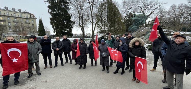 İsviçre'deki Türk toplumu, Kur'an-ı Kerim'in yakılmasını İsveç Büyükelçiliği önünde protesto etti