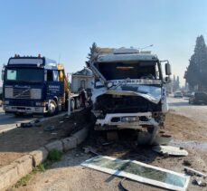 İzmir'de iki tırın çarpışması sonucu 2 kişi yaralandı