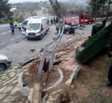 Kahramanmaraş'ta otomobil elektrik direğine çarptı, sürücü öldü, iki kişi yaralandı