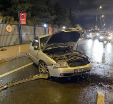 Kayseri'de aydınlatma direğine çarpan otomobildeki 2 kişi yaralandı