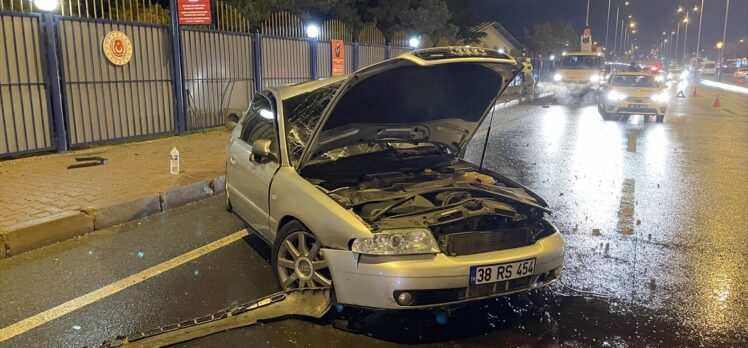 Kayseri'de aydınlatma direğine çarpan otomobildeki 2 kişi yaralandı