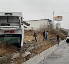 Kayseri'de işçi servisinin devrilmesi sonucu 22 kişi yaralandı