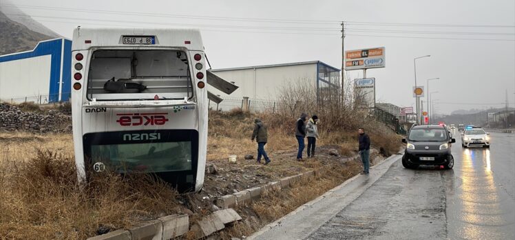 Kayseri'de işçi servisinin devrilmesi sonucu 22 kişi yaralandı