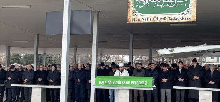 Kayseri'de yolcu otobüsünün devrildiği kazada ölen 3 kişinin cenazesi Malatya'da toprağa verildi