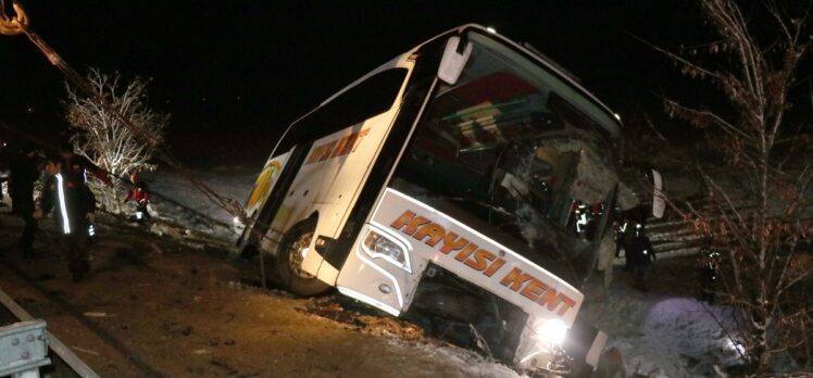 Kayseri'de yolcu otobüsünün devrilmesi sonucu 3 kişi öldü, 25 kişi yaralandı