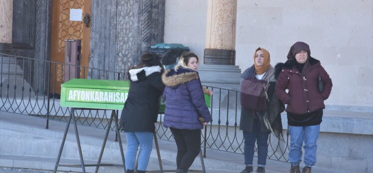 Manisa'da birlikte yaşadığı kişi tarafından öldürülen kadının cenazesi, Afyonkarahisar'da defnedildi