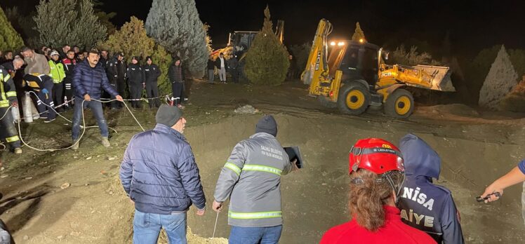 GÜNCELLEME – Manisa'da kuyuya düşen baba ve oğlunu kurtarma çalışması başlatıldı