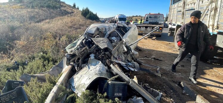 Mersin'de kamyon ile otomobilin çarpıştığı kazada 2 kişi öldü