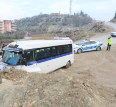 Mersin'de toprak yığınına çarpan servisteki 4 öğrenci yaralandı