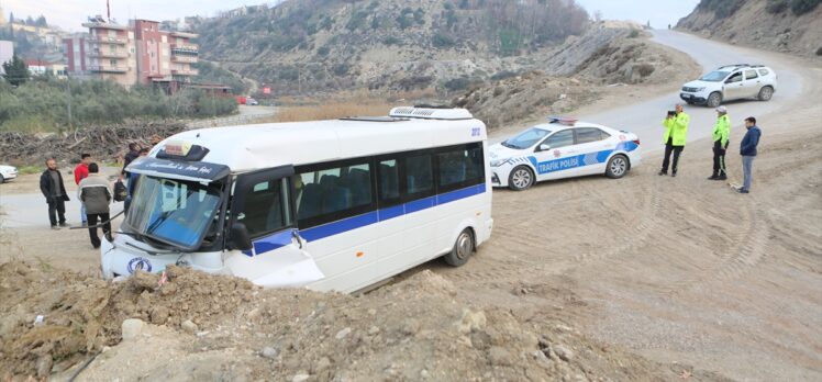 Mersin'de toprak yığınına çarpan servisteki 4 öğrenci yaralandı