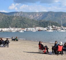 Muğla'da vatandaşlar ve turistler yeni yılın ilk gününde denize girdi