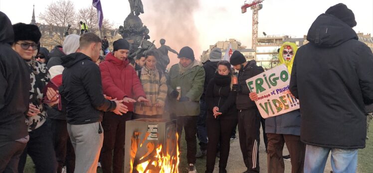 Paris’te gençler hükümetin emeklilik reformuna karşı yürüdü