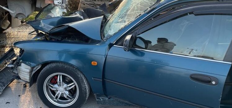 Sakarya'da otomobilin park halindeki kamyona çarpması sonucu 1 kişi öldü