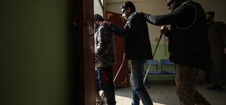 Savaşta gözlerini kaybeden siviller, aldıkları eğitimle yeniden okuyabilmenin sevincini yaşıyor