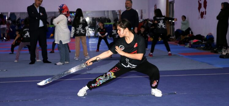 Sivas'ta şampiyon sporcuların anne ve babaları da wushu öğreniyor