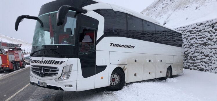 Tunceli'de buzlu yolda kayan yolcu otobüsü tabelaya çarptı