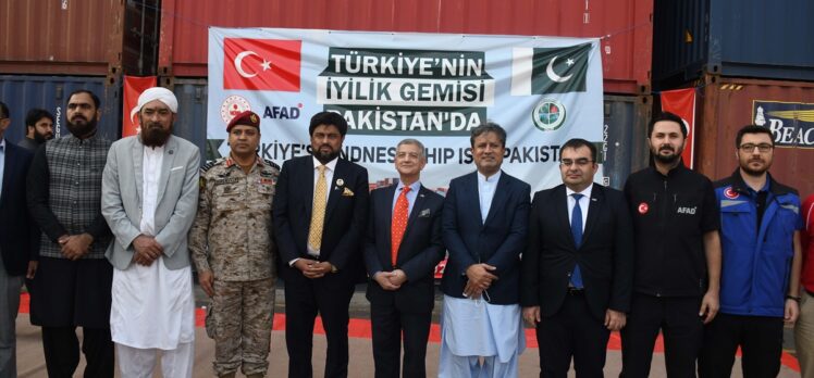 Türkiye'nin Pakistan'daki selzedelere gönderdiği ilk iyilik gemisi Karaçi'ye ulaştı