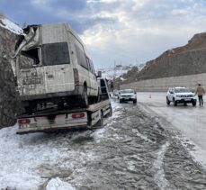 Van'da sürücüsü polisten kaçmaya çalışan minibüs kaza yaptı, 2 düzensiz göçmen öldü, 6'sı yaralandı