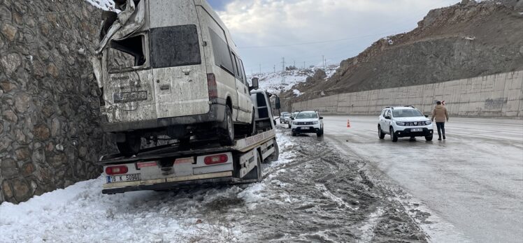 Van'da sürücüsü polisten kaçmaya çalışan minibüs kaza yaptı, 2 düzensiz göçmen öldü, 6'sı yaralandı