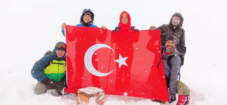 Vanlı dağcılar Sarıkamış şehitleri için Kevenli Dağı'na tırmandı