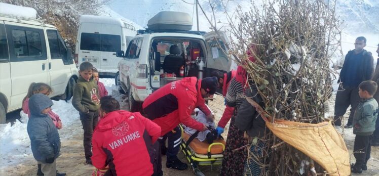 Yolu kapalı mezradaki 90 yaşındaki hasta, 5 saatlik çalışmayla hastaneye ulaştırıldı