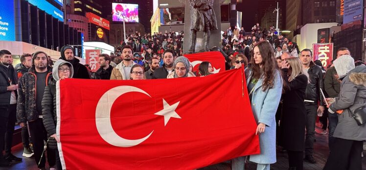 ABD'de New York Times Meydanı'nda Türkiye'deki depremlerde hayatını kaybedenler anıldı