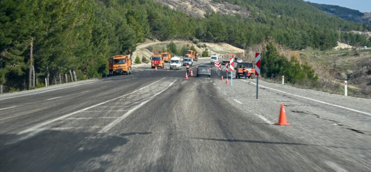 Adıyaman'da deprem sırasında kara yollarında oluşan yarıklar onarılıyor