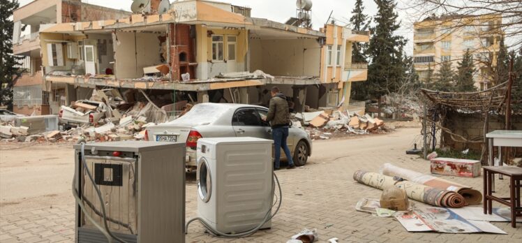 Adıyamanlı afetzede, evinin enkazından topladığı eşyalarını hasarlı aracıyla taşıyor