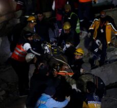 Antakya'da depremin 160. saatinde bir kadın enkazdan kurtarıldı