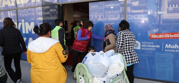 Antalya'da deprem bölgesine ve kente gelen depremzedelere yardımlar sürüyor