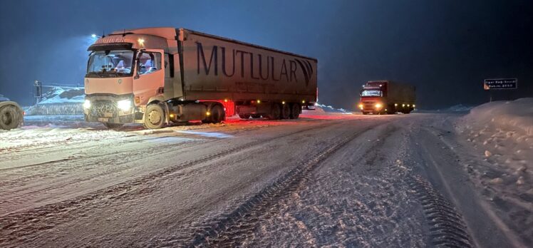 Ardahan'da kar ve tipi ulaşımı aksatıyor