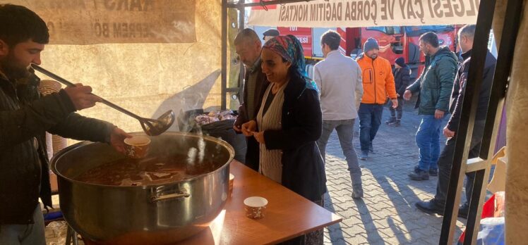 Arpaçay Belediyesi Adıyaman'da depremzedelere 3 öğün sıcak yemek hazırlıyor