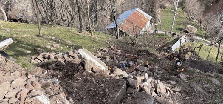 Artvin'de yamaçtan kopan kaya kütlesi su değirmenini yıktı, tarım arazisine zarar verdi