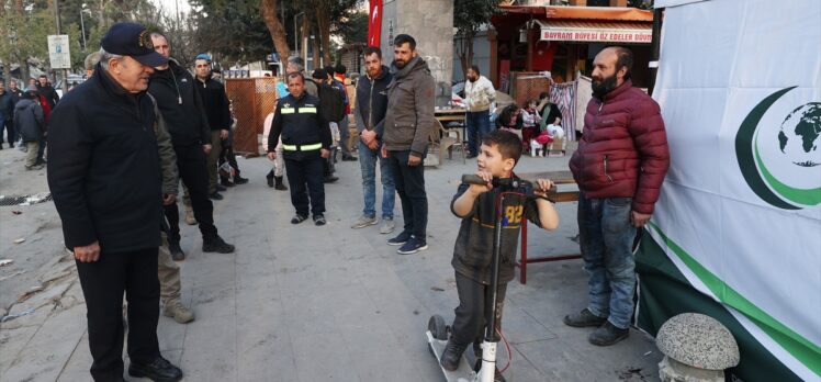 Bakanlar Akar ile Koca, Antakya ve Altınözü'ndeki çalışmaları inceledi, depremzedelerle bir araya geldi