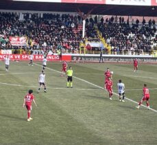 Boluspor ile Düzcespor, depremzedeler yararına oynanan maçta karşılaştı