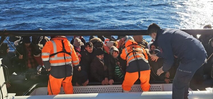 Çanakkale açıklarında lastik bottaki 42 düzensiz göçmen kurtarıldı