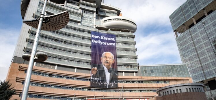 CHP Genel Merkezi'ne “Ben Kemal, geliyorum” afişi asıldı
