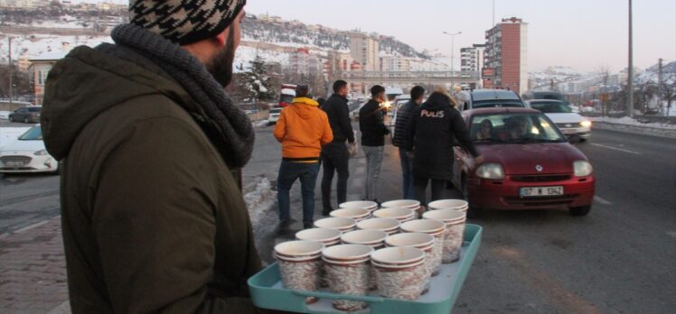 Deprem bölgelerinden Kayseri'ye gelen depremzedeler kent girişinde karşılanıyor