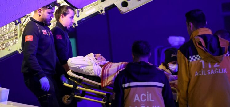 Deprem bölgesinden 6 yaralı ambulans uçakla İstanbul'a getirildi