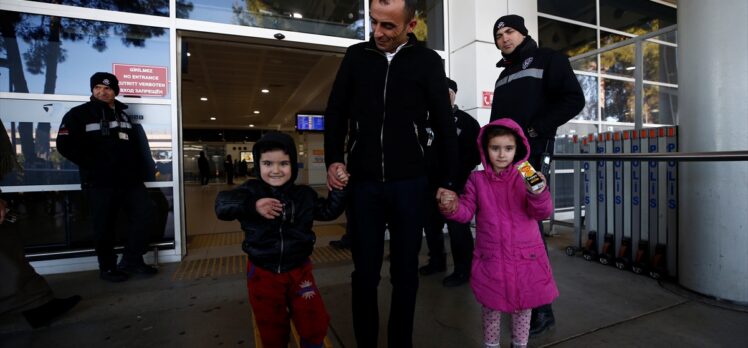 Deprem bölgesinden getirilen afetzedeler Antalya'da otellere yerleştiriliyor